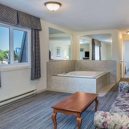 Travelodge By Wyndham Gananoque Eksteriør bilde